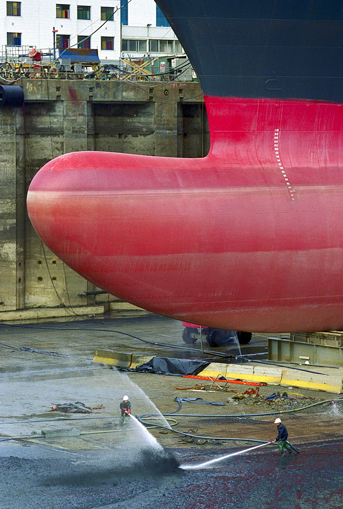 Two workers cleaning the dry dock, dry dock, Queen Mary 2, Saint-Nazaire, France