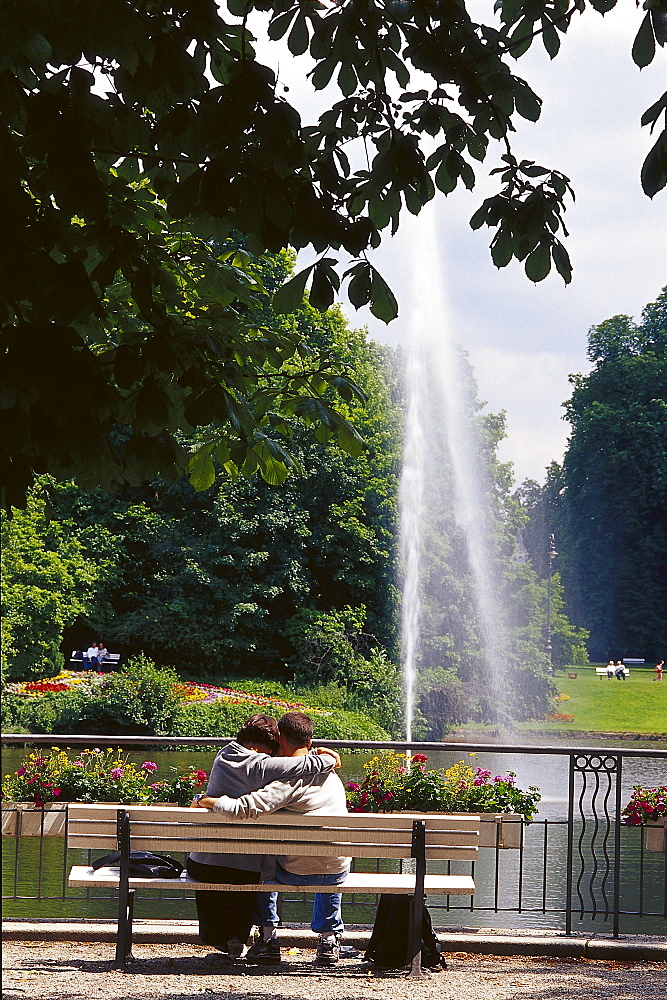 Couple on a bench in the spa gardens, Wiesbaden, Hesse, Germany, Europe