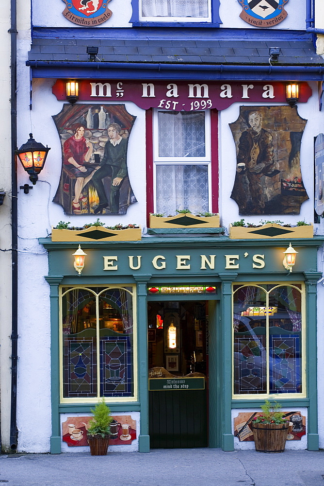 Pub in Ennistimon with mural paintings, Eugenes, Ennistimon, County Clare, Ireland, Europe