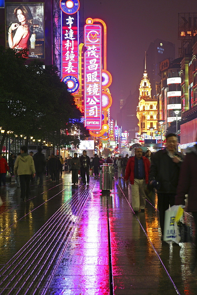 Shopping, Nanjing Road, Evening, Nanjing Road shopping, people, pedestrians, consumer, consume, neon, advertising