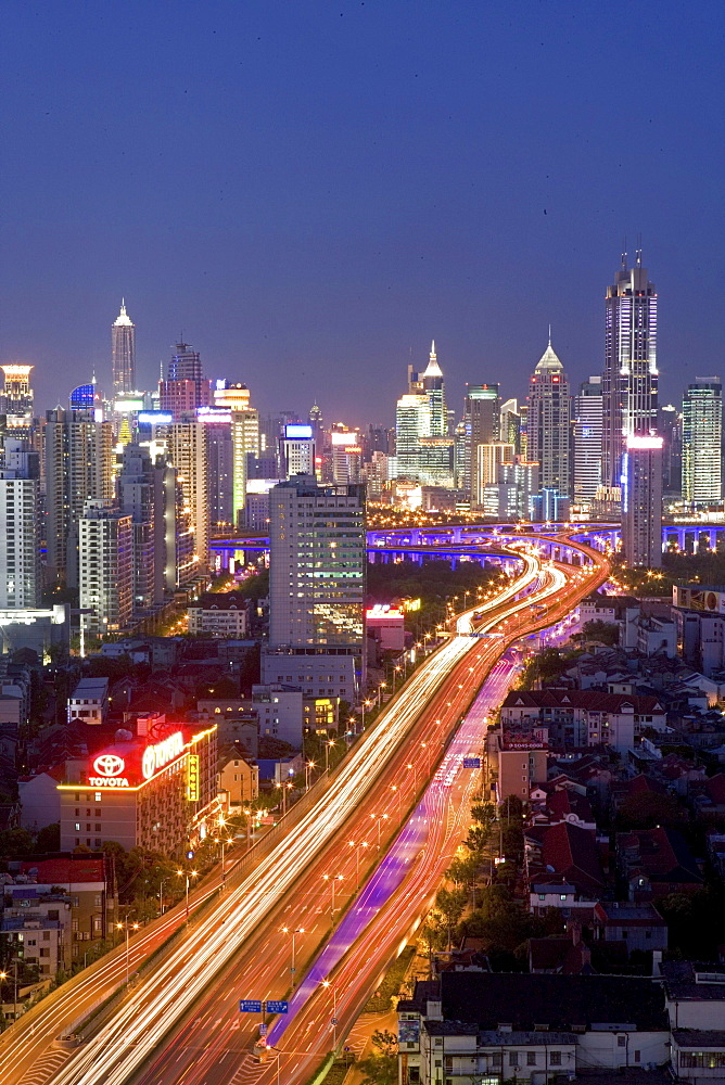 Gaojia motorway, Yan'an Zhonglu Motorway, Gaojia, elevated highway system, Hochstrasse, Autobahnring, Autobahnkreuz im Zentrum von Shanghai, Hochstrasse auf Stelzen, Kreuzung von Chongqing Zhong Lu und Yan'an Dong Lu, Expressway, night skyline of central Shanghai, Huaihai and Pudong, Lichterband