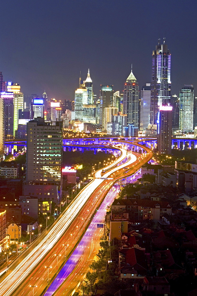 Gaojia motorway, Yan'an Zhonglu Motorway, Gaojia, elevated highway system, im Zentrum von Shanghai, Expressway, night skyline of central Shanghai, Huaihai and Pudong, Lichterband