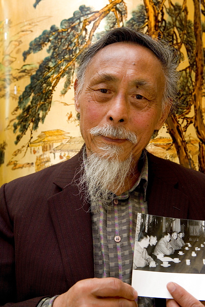 Uebersetzer Zhou Chun, translator Prof. Zhou Chun, shows an image of him with Chou En Lai