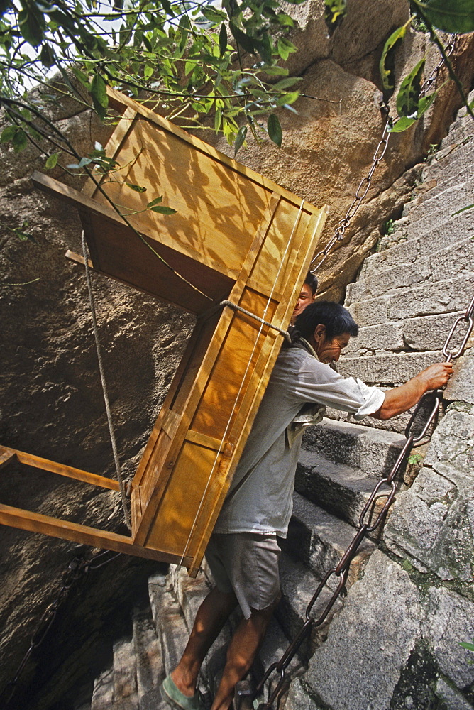 Porter carrying desk up steep mountain steps, Hua Shan, Shaanxi province, China, Asia