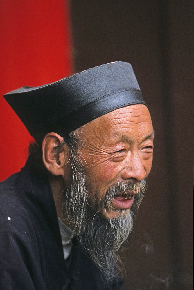 portrait of abbot of Cui Yun Gong monastery, South peak, Hua Shan, Shaanxi province, Taoist mountain, China, Asia