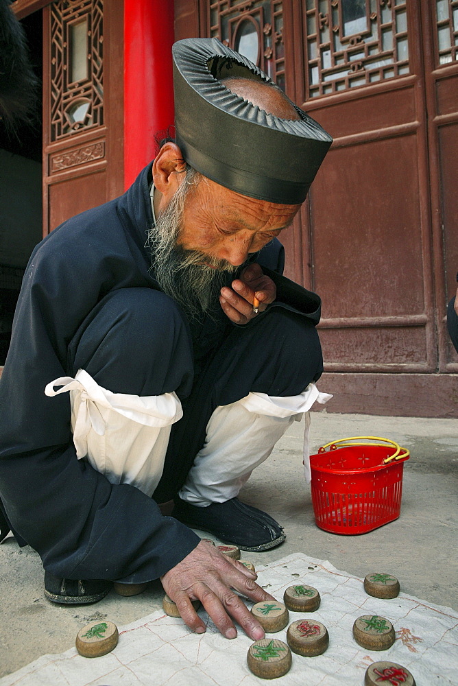 Abbot of Cui Yun Gong monastery plays Chinese chess, South peak, Hua Shan, Shaanxi province, Taoist mountain, China, Asia