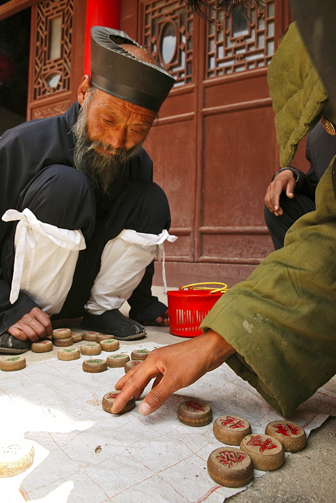 Abbot of Cui Yun Gong monastery plays Chinese chess, South peak, Hua Shan, Shaanxi province, Taoist mountain, China, Asia