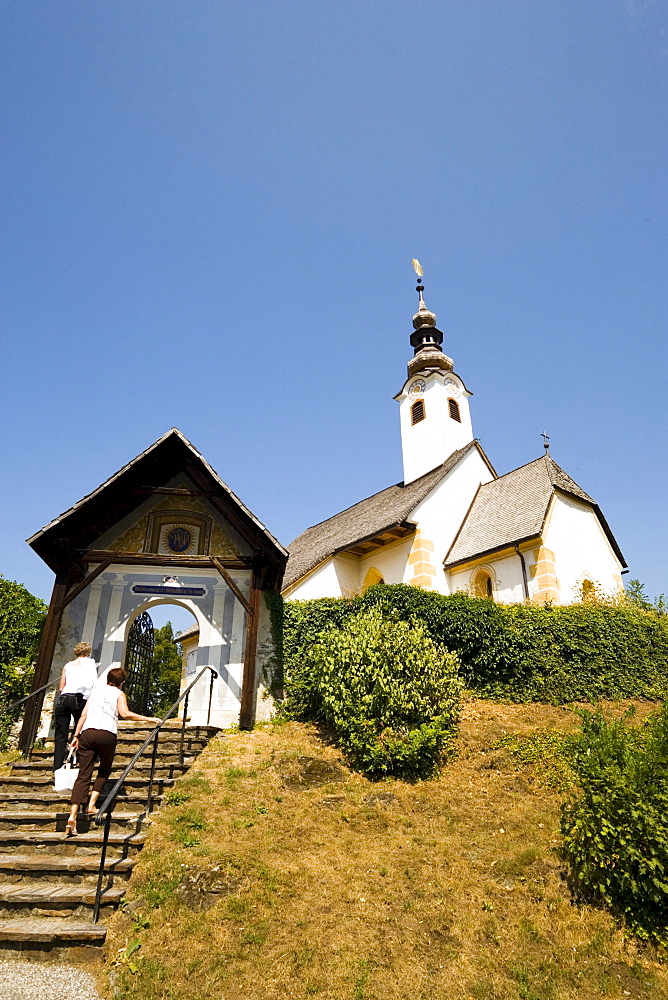 Two people on the way to the Rosary Curch, Maria Woerth, Woerthersee (biggest lake of Carinthia), Carinthia, Austria