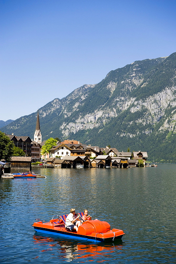 Panoramic view over lake Hallstatt with boats, Hallstatt, Salzkammergut, Upper Austria, Austria