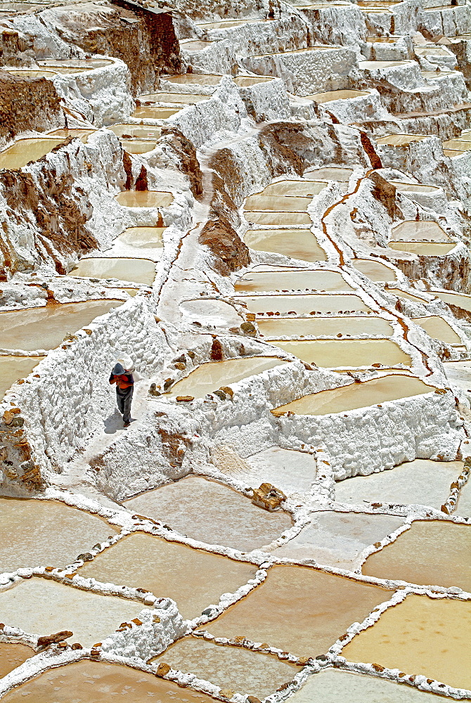 Inca man in the salt pans of Salinas, Valle Sagrado de los Inca, Sacred Valley, Peru, South America