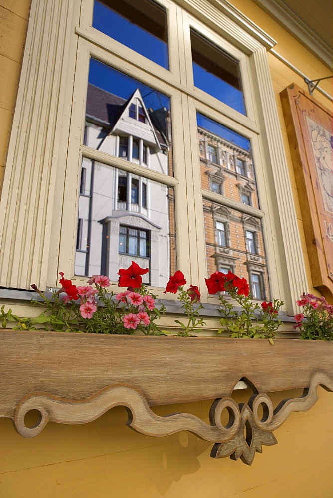 Reflection in Gertrudes Str