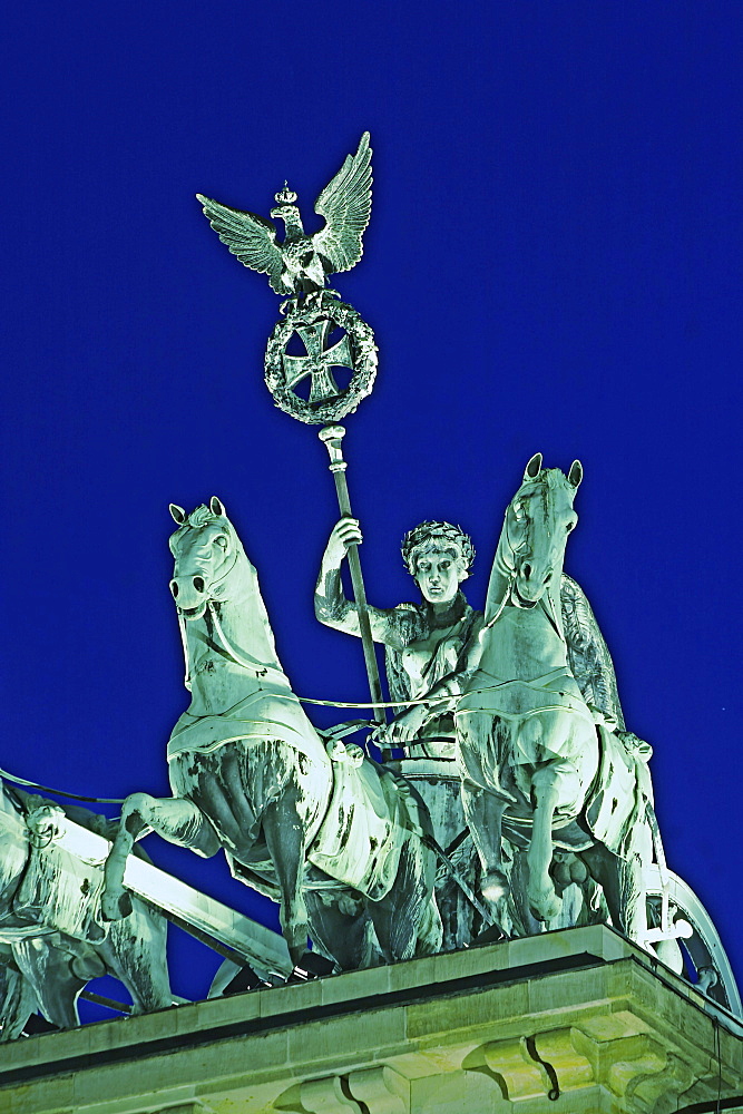 Berlin, Brandenburger Tor, Quadriga, Daemmerung