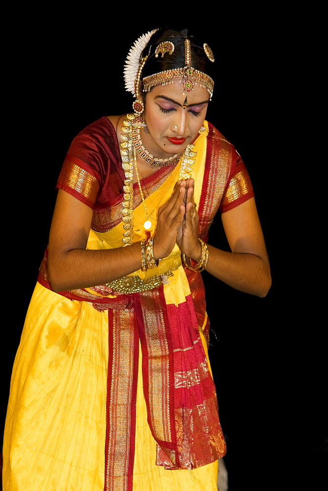 India Kerala Kumarakom backwaters Taj Garden Retreat Hotel dance performance