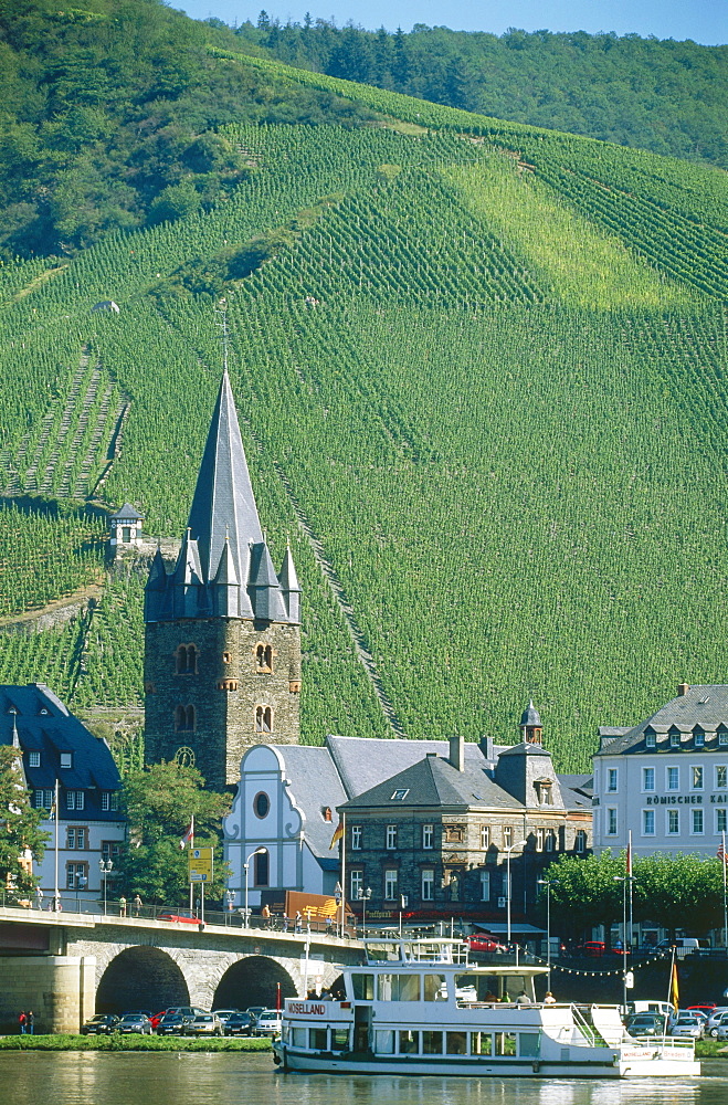 Excursion boat on river Moselle, St. Michael church in background, Bernkastel-Kues, Rhineland-Palatinate, Germany