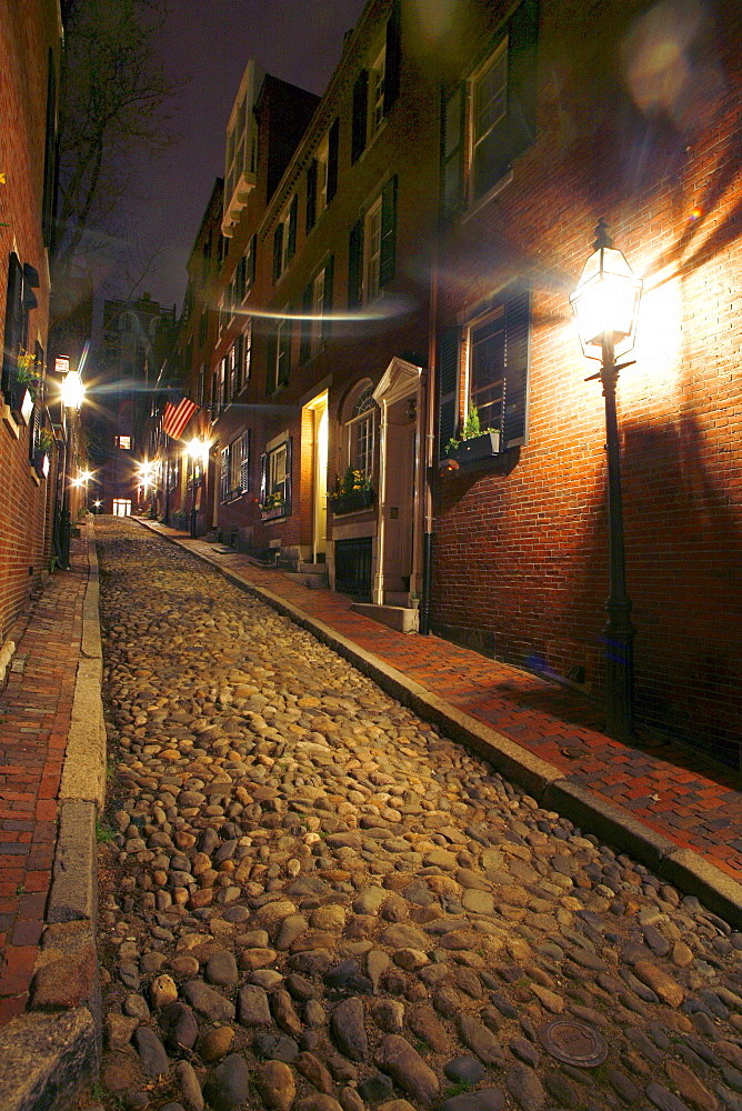 A cobbled street in the evening light, Acorn Street, Historic Beacon Hill, Boston, Massachusetts, USA