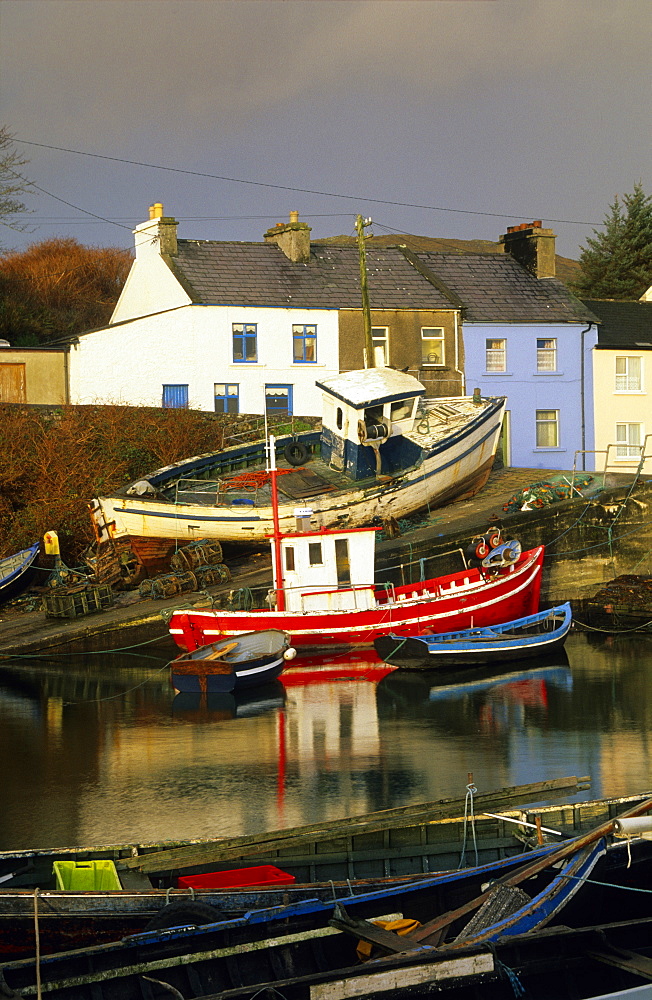 Europe, Great Britain, Ireland, Co. Galway, Connemara, fishing village of Roundstone, fishing boats at the pier