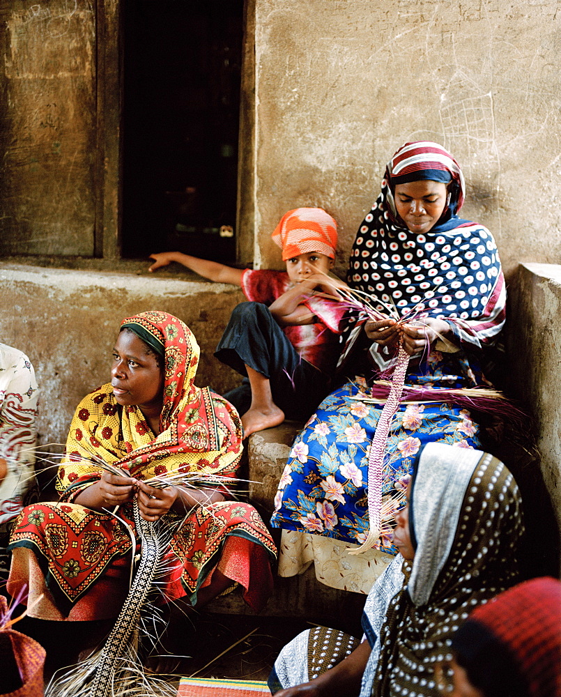 Traditional Ukili Plaiting, date palm leaves get braid into bags, craftwork project Moto, cooperative near Kisomanga (Uroa), east coast, Zanzibar, Tanzania, East Africa