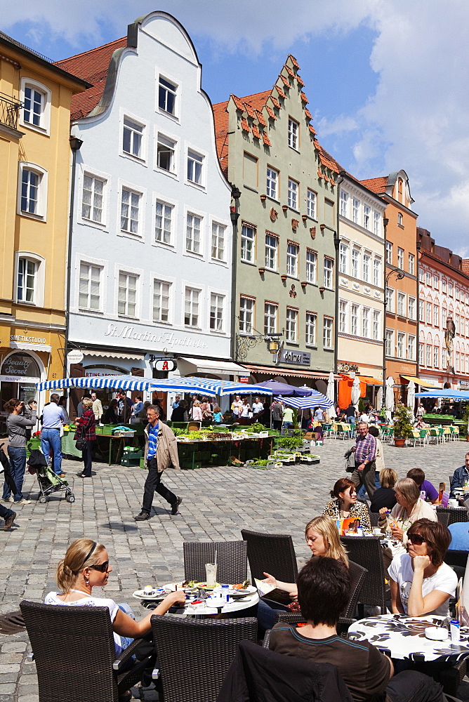 Street cafe and market at Altstadtgasse, Landshut, Lower Bavaria, Bavaria, Germany, Europe