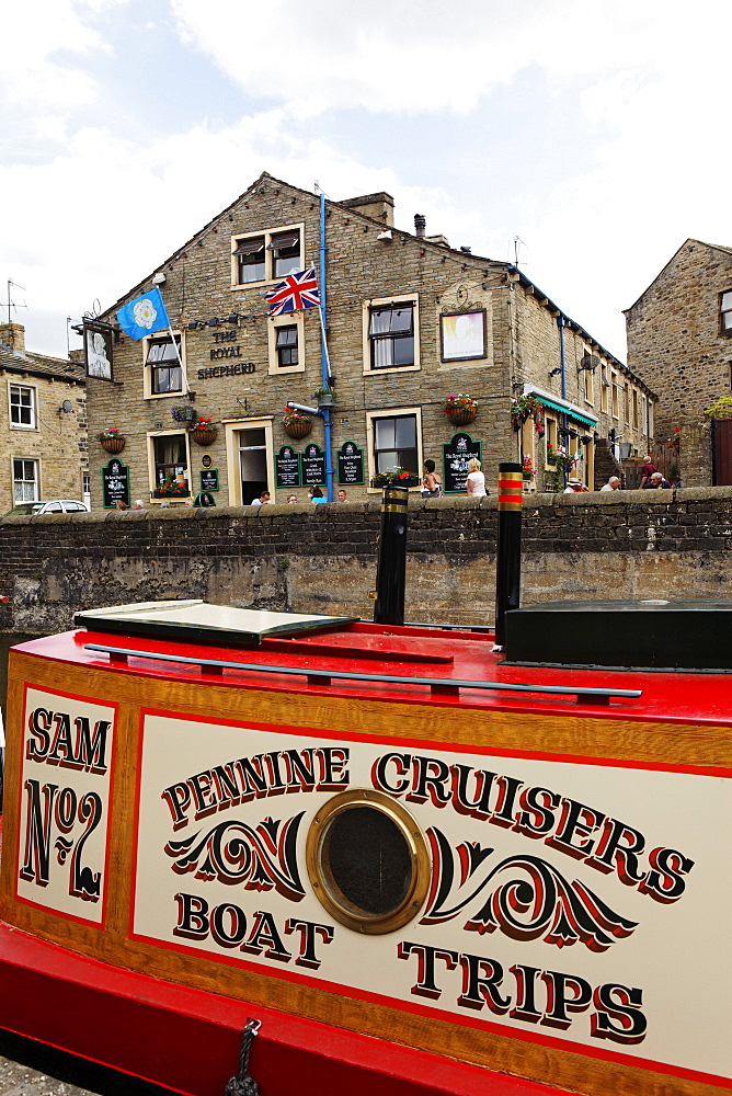 Barges on Leeds and Liverpool canal, Skipton, Yorkshire Dales, Yorkshire, England, Great Britain, Europe