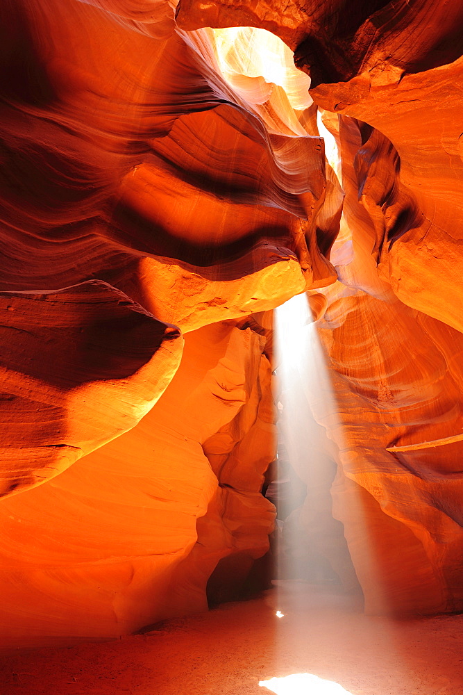 Sunbeams falling in colourful sandstone slot canyon, Upper Antelope Canyon, Antelope Canyon, Page, Arizona, Southwest, USA, America