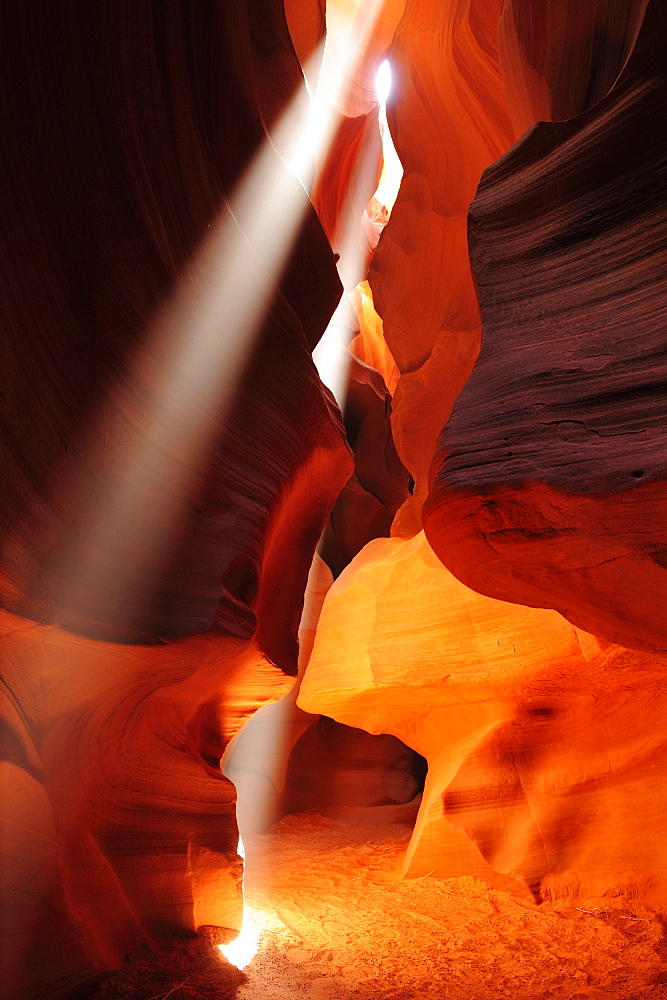 Sunbeams falling in colourful sandstone slot canyon, Upper Antelope Canyon, Antelope Canyon, Page, Arizona, Southwest, USA, America