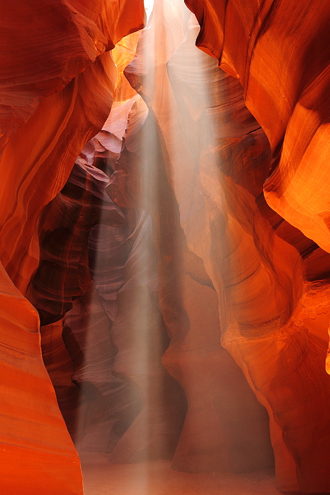 Sunbeams falling in colourful sandstone slot canyon, Upper Antelope Canyon, Antelope Canyon, Page, Arizona, Southwest, USA, America