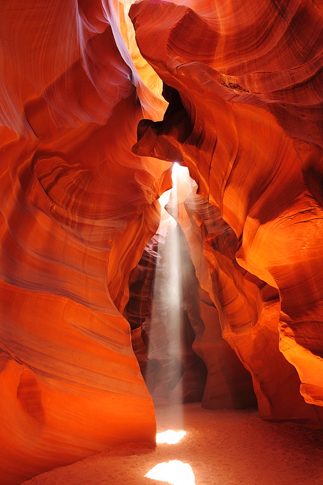 Sunbeams falling in colourful sandstone slot canyon, Upper Antelope Canyon, Antelope Canyon, Page, Arizona, Southwest, USA, America