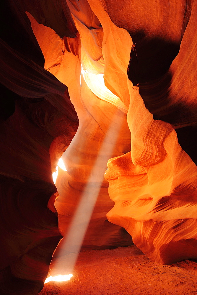 Sunbeams falling in colourful sandstone slot canyon, Upper Antelope Canyon, Antelope Canyon, Page, Arizona, Southwest, USA, America