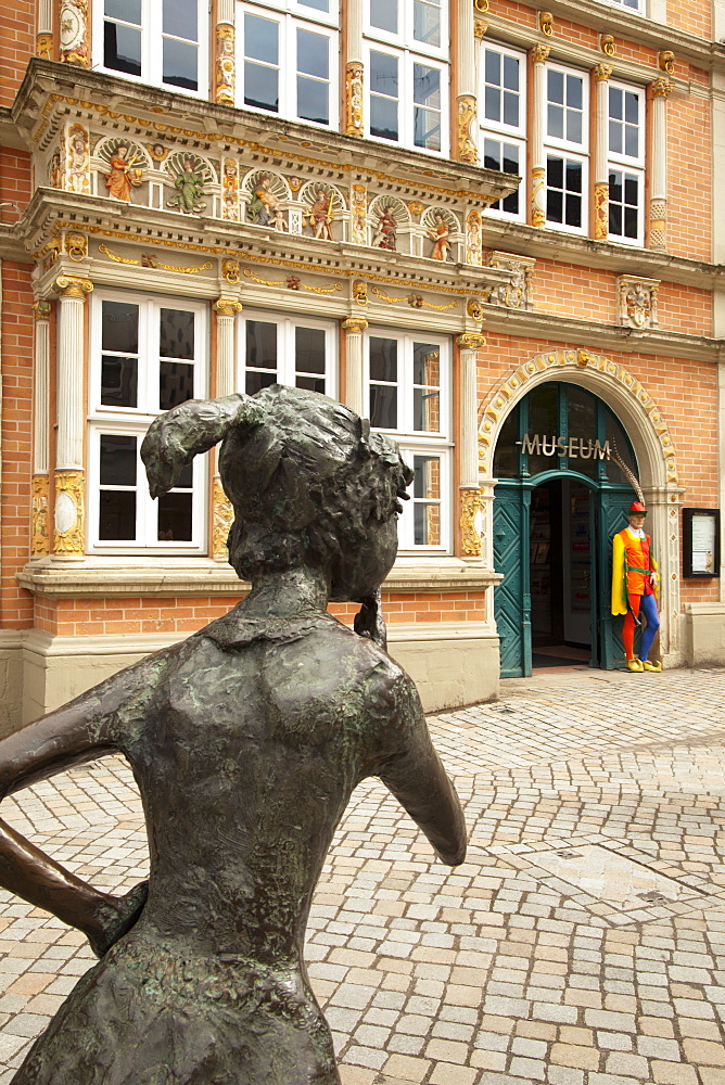 Sculpture at the Leisthaus, figure of Pied Piper at the entrance, Hamelin, Weser Hills, North Lower Saxony, Germany, Europe