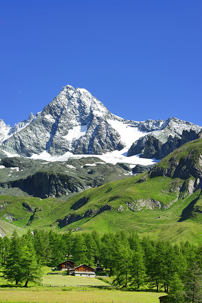 Alpine huts in front of Grossglockner, Luckneralm, Grossglockner, National Park Hohe Tauern, East Tyrol, Austria