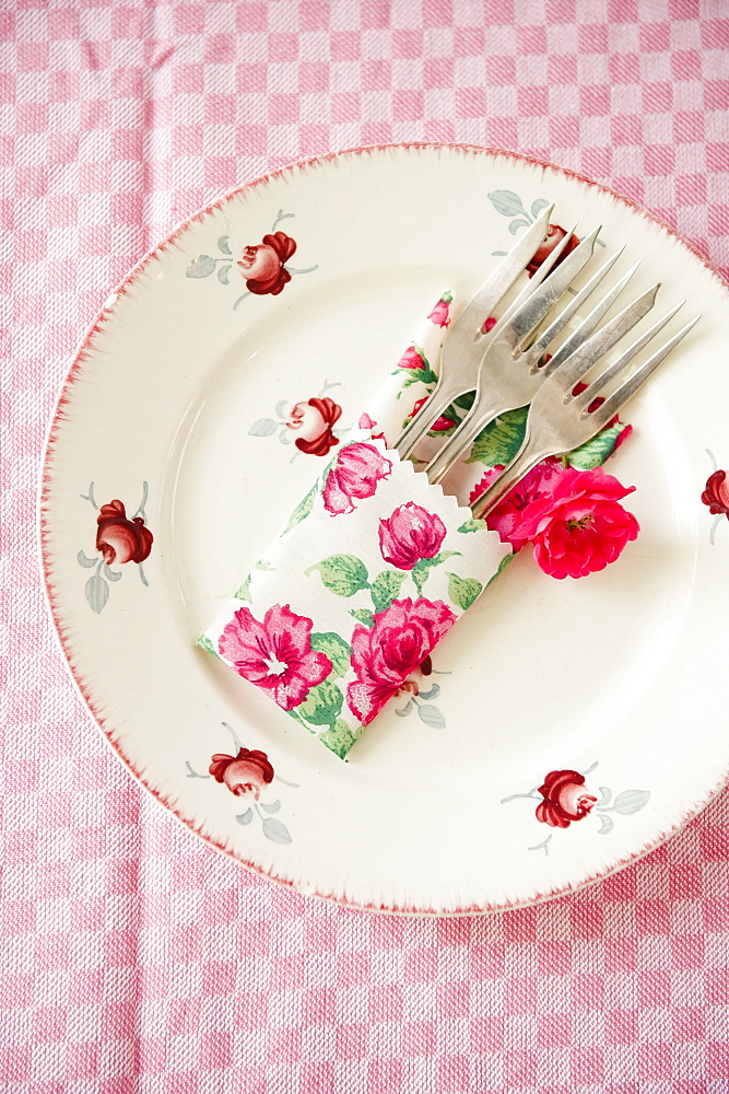 Cake forks resting on a decorative plate, Table, Place settings, Decoration