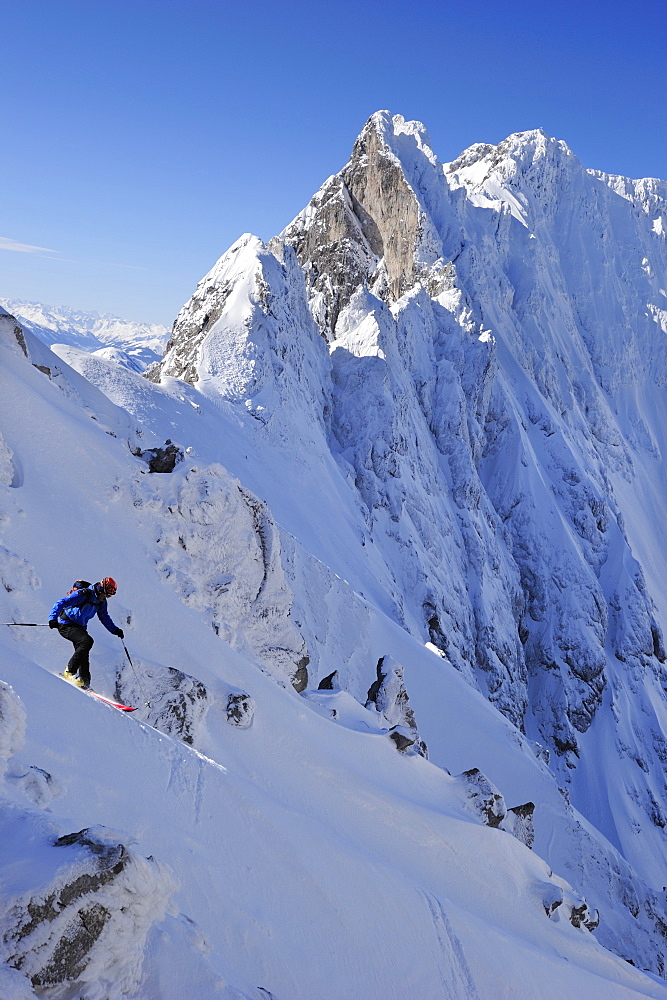 Man downhill skiing from Rote-Rinn-Scharte, Kaiser-Express, Wilder Kaiser, Kaiser mountain range, Tyrol, Austria