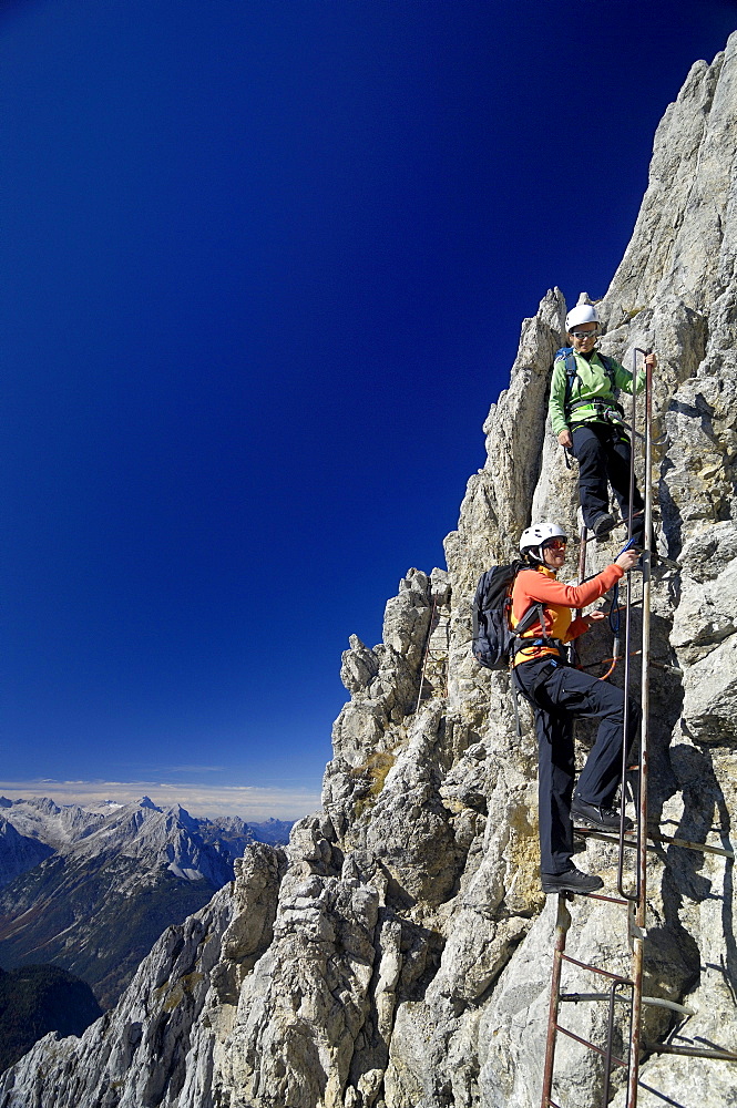 Women on the Mittenwalder Klettersteig, Mittenwalder Hoehenweg, Fixed rope climbing, Karwendel mountain, Mittenwald, Upper Bavaria, Bavaria, Germany