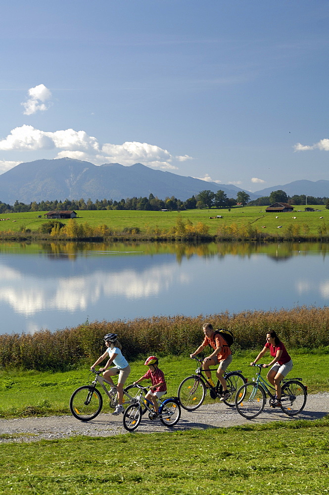 Family on a bike tour at lake Riegsee, near Murnau, Upper Bavaria, Bavaria, Deutschland