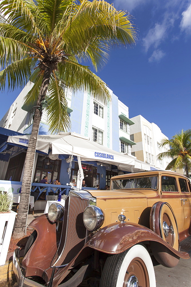 Oldtimer on the Ocean Drive, Art Deco District, South Beach, Miami, Florida, USA