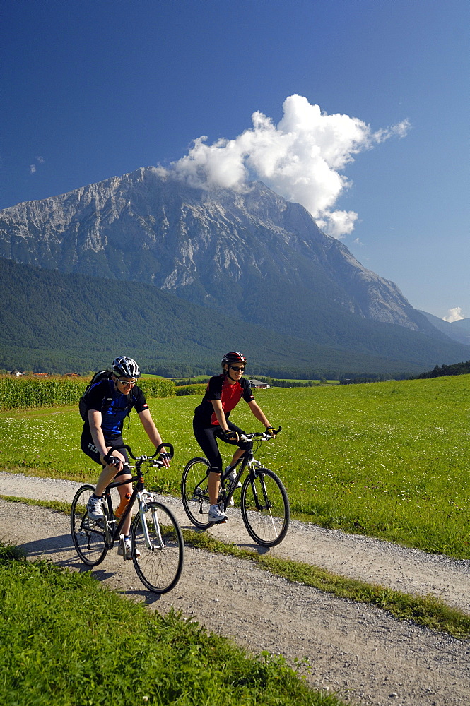 Couple on a mountain bike tour near Obermieming, near Telfs, Mieminger Plateau, Tyrol, Austria