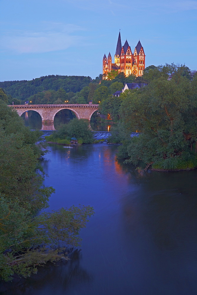 View of the Alte Lahnbruecke bridge and the river Lahn at Limburg cathedral in the evening, St. Georgs Cathedral, Limburg, Lahn, Westerwald, Hesse, Germany, Europe