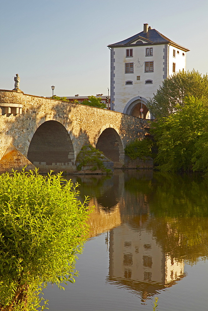 View of the Alte Lahnbruecke bridge with gatehouse and the river Lahn, Limburg, Westerwald, Hesse, Germany, Europe