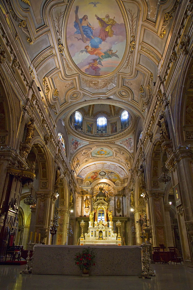 Central nave of the Metropolitan Cathedral, Santiago, Regiâˆšâ‰¥n Metropolitana, Chile