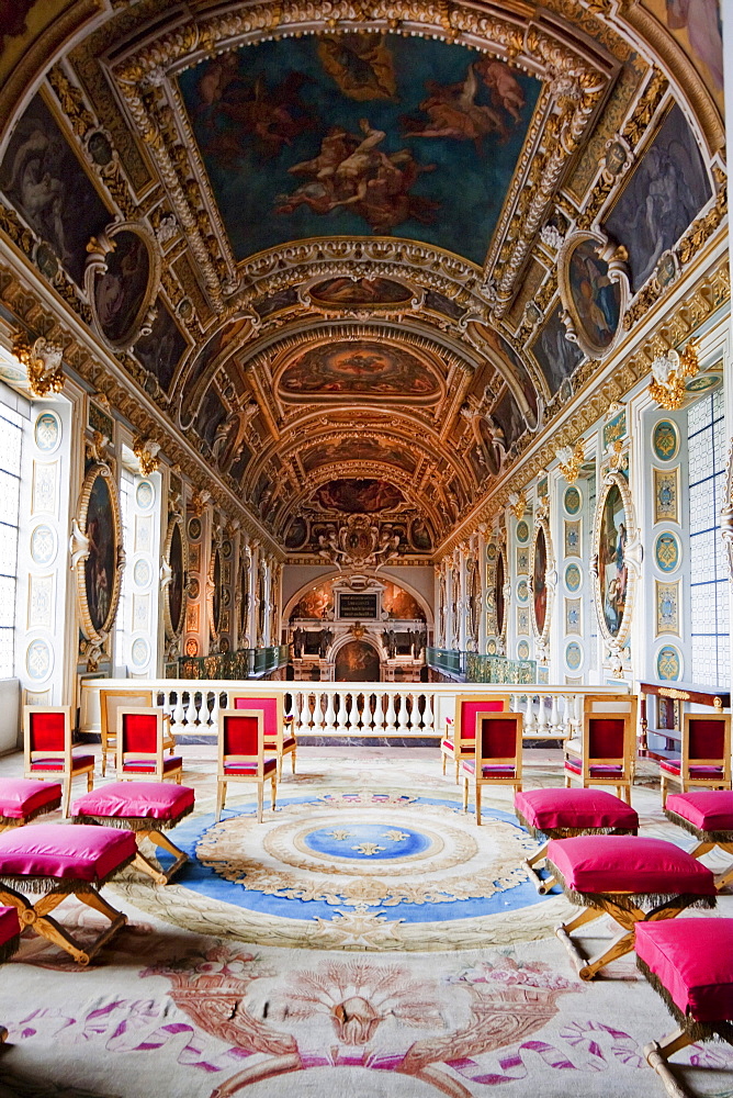 Royal platform in the Chappelle de la Trinitu (Trinity Chapel) in the Palace of Fontainebleau, Fontainebleau, Seine-et-Marne, France