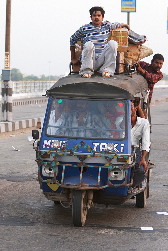 Auto rickshaw on the Mahatma Gandhi Seti (Bridge), Patna, Bihar, India