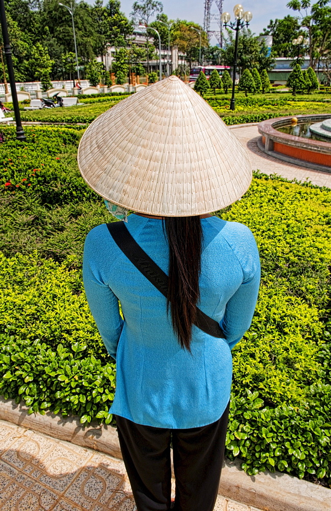 Vietnam, Saigon, Ho Chi Minh, Portrait of a young Vietnamese woman in traditional clothing, from behind.