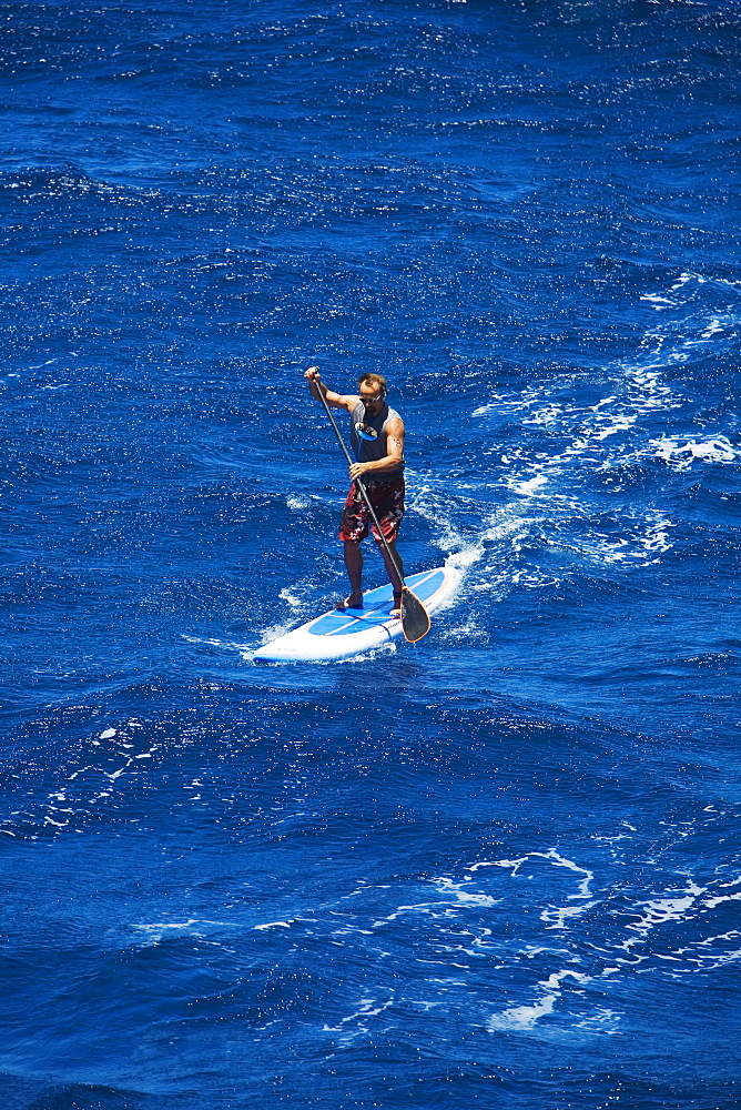 Hawaii, Maui, North Shore, Mark Raaphorst stand up paddling.