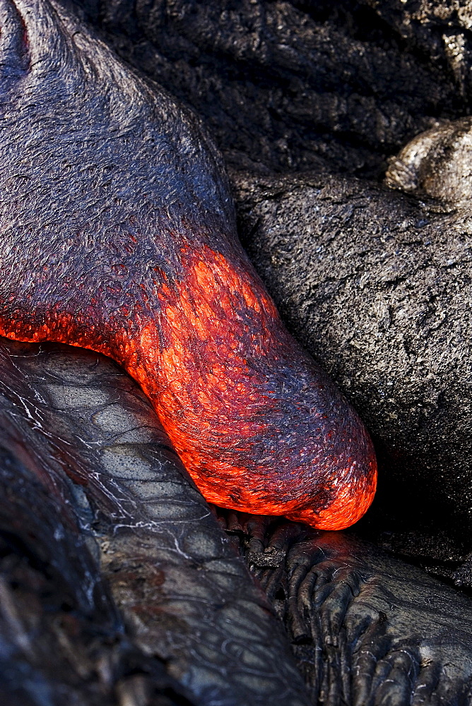 Hawaii, Big Island, Hawaii Volcanoes National Park, Kilauea Volcano, Detail of flowing molten pahoehoe lava.