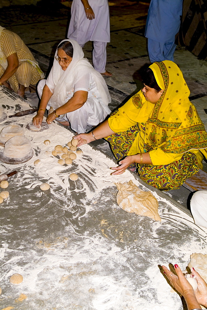 India, New Delhi, Bangla Shib Gurudwara, Sika Great Temple, Women forming dough to feed members for free.