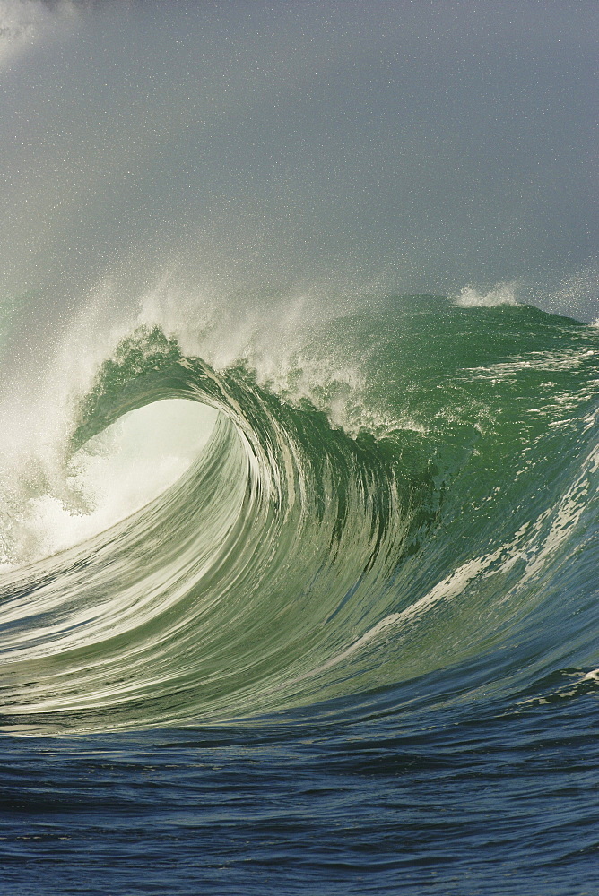 Hawaii, Oahu, North Shore, Wild winter wave.