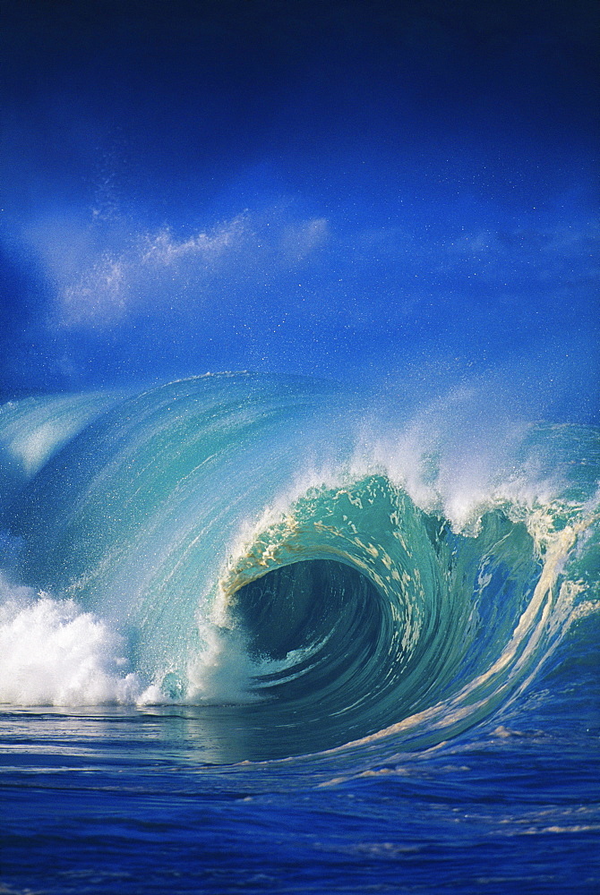 Hawaii, Oahu, North Shore, Waimea Shorebreak, rough seas, soft sunlight