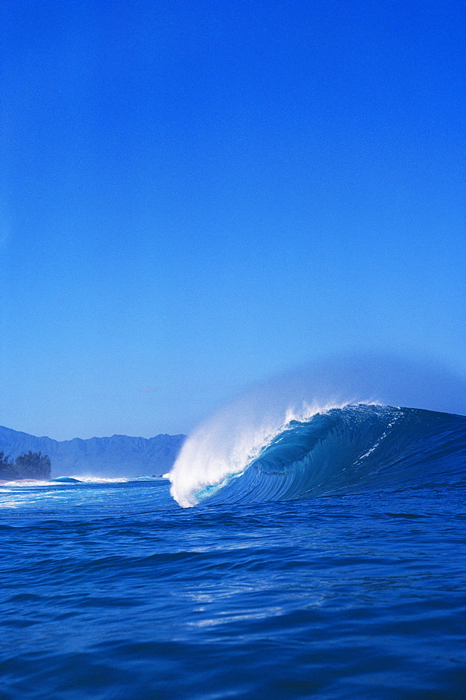 Hawaii, Oahu, North Shore, Pipeline, Curling wave.