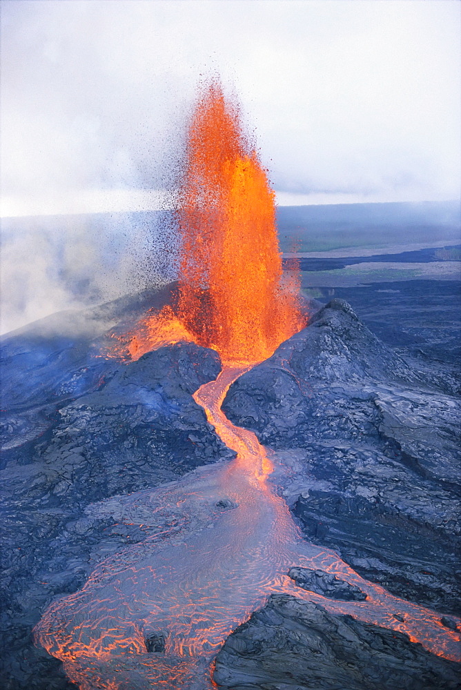 Hawaii, Big Island, Hawaii Volcanoes National Park, Kilauea Volcano, Puu Oo Crater fountaining 