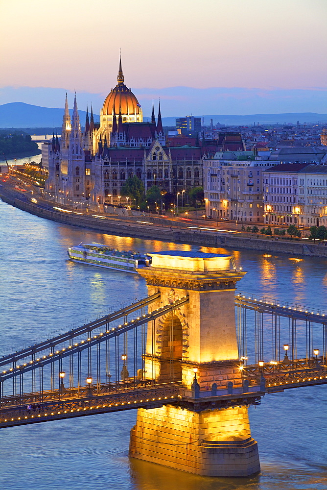 Chain Bridge, River Danube and Hungarian Parliament at dusk, UNESCO World Heritage Site, Budapest, Hungary, Europe 